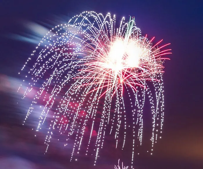 Высотный салют Буй Высотный салют – слагаемые пиротехнического эффекта. Визуальный эффект высотного салюта - заряд летит на высоту, соответствующую калибру пусковой мортиры. После выстрела из пушки пиротехнический шар высотного салюта достигает высоты 100, 150 или все 300 метров, где взрывается ослепительно – яркой огненной сферой. организация и проведение фейерверк шоу от магазина пиротехники  | buj.piroclub.ru