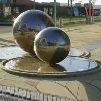 Фонтан из 2 стальных шаров (518906) ∅ 1 и ∅ 1,5 м. Буй 