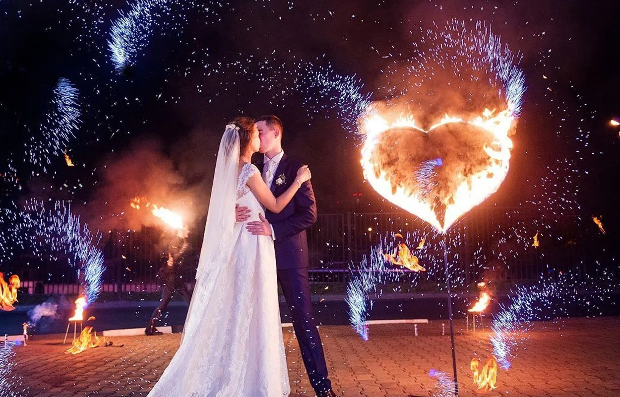 Огненный фейерверк горящие сердца — Буй Наземный салют в форме горящего сердца – это незабываемое шоу, которое создает самые яркие эмоции у молодоженов и приглашенных зрителей, гостей свадебного торжества. Современные пиротехнические изделия профессионального типа позволяют организовать захватывающие фейерверк шоу во главе с искристыми фонтанами в форме горящего сердца, букв, слов, цифр. Горящие салюты - сердца подчеркнут тематику свадебного торжества и помогут выделить главные моменты свадьбы — Буй организация и проведение фейерверк шоу от магазина пиротехники — Буй Огненный фейерверк горящие сердца — Буй Наземный салют в форме горящего сердца – это незабываемое шоу, которое создает самые яркие эмоции у молодоженов и приглашенных зрителей, гостей свадебного торжества. Современные пиротехнические изделия профессионального типа позволяют организовать захватывающие фейерверк шоу во главе с искристыми фонтанами в форме горящего сердца, букв, слов, цифр. Горящие салюты - сердца подчеркнут тематику свадебного торжества и помогут выделить главные моменты свадьбы — Буй организация и проведение фейерверк шоу от магазина пиротехники — Буй