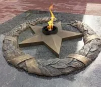 Бронзовый венок со звездой вечного огня в Буе (518550)